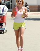 Britney Spears Shows Off New Hairstyle in Thousand Oaks - April 2