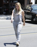 Hilary Duff Enjoys Lunch at Nate 'n Al in Beverly Hills - July 24