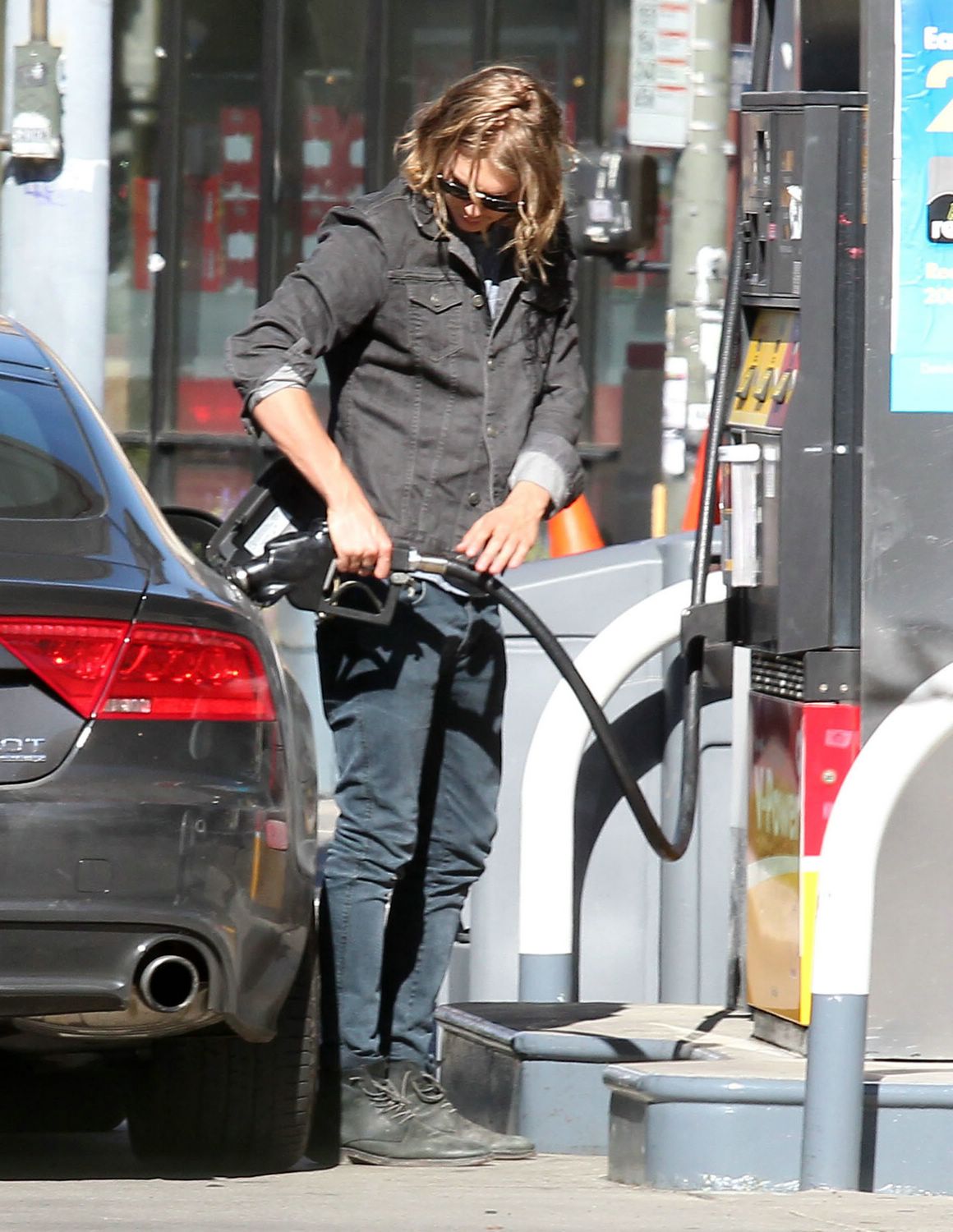 Actor Austin Butler fills up the tank of his Audi A7 on November 21, 2014 in Los Angeles, California