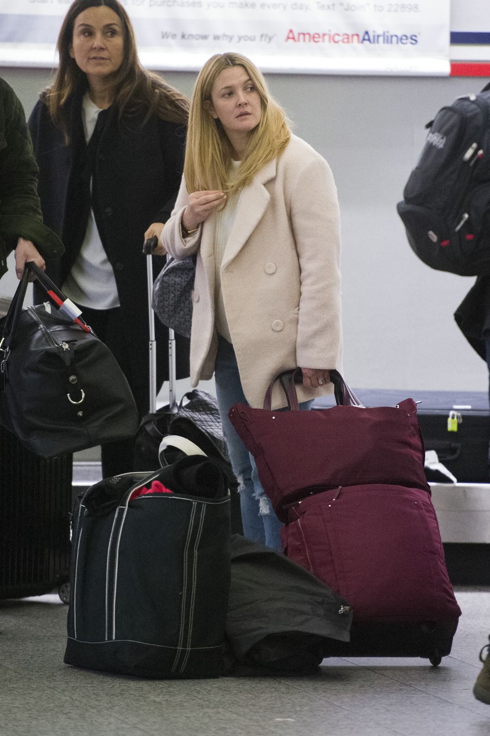 Actress Drew Barrymore arrives at LaGuardia Airport in NYC on November 13, 2014.