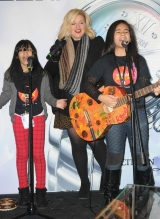 Kelly-clarkson-globalflagship12