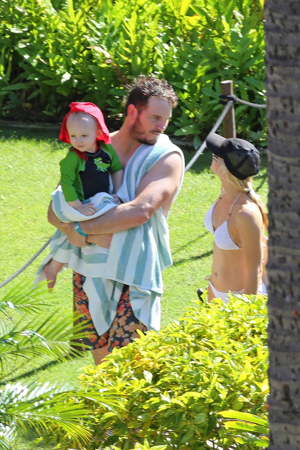 Anna Faris and husband Chris Pratt with their son enjoyed a romantic Hawaiian getaway on the island of Maui - December 1