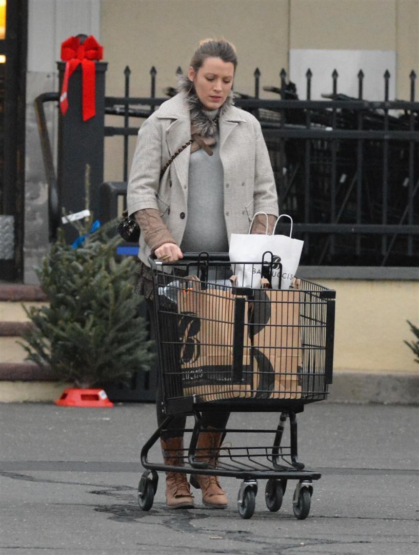 Blake Lively Picks Up Christmas Tree in Westport – November 28