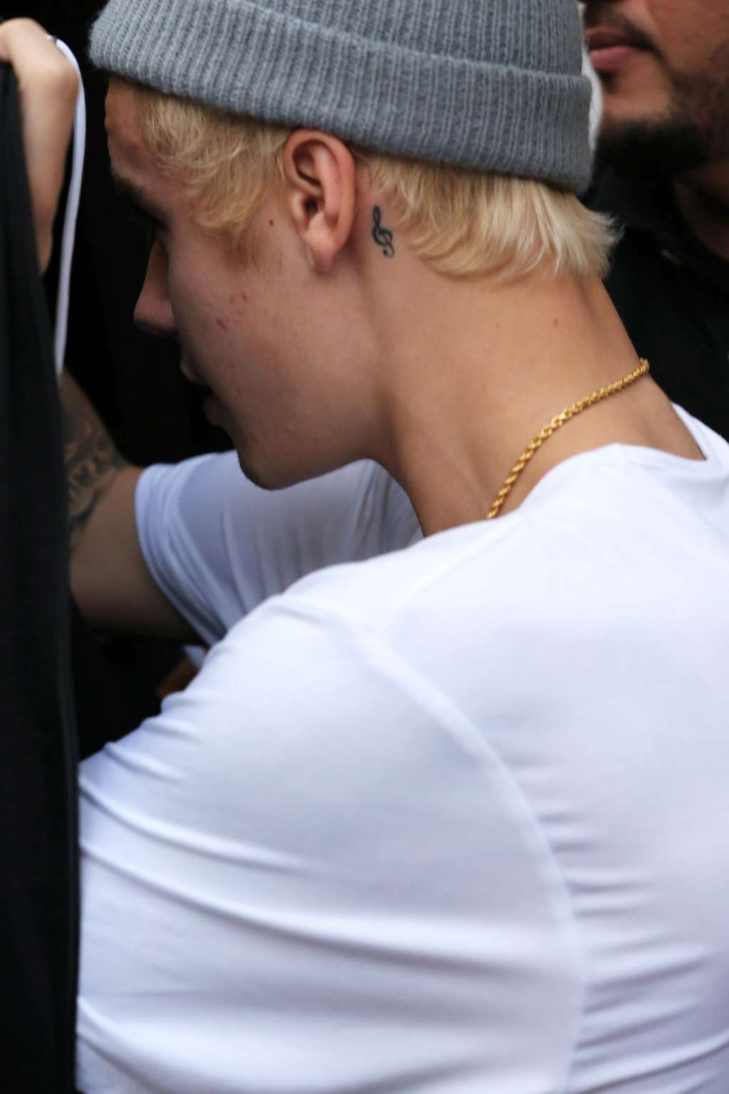 Justin Bieber Shows Off His Bleached Hair - December 6
