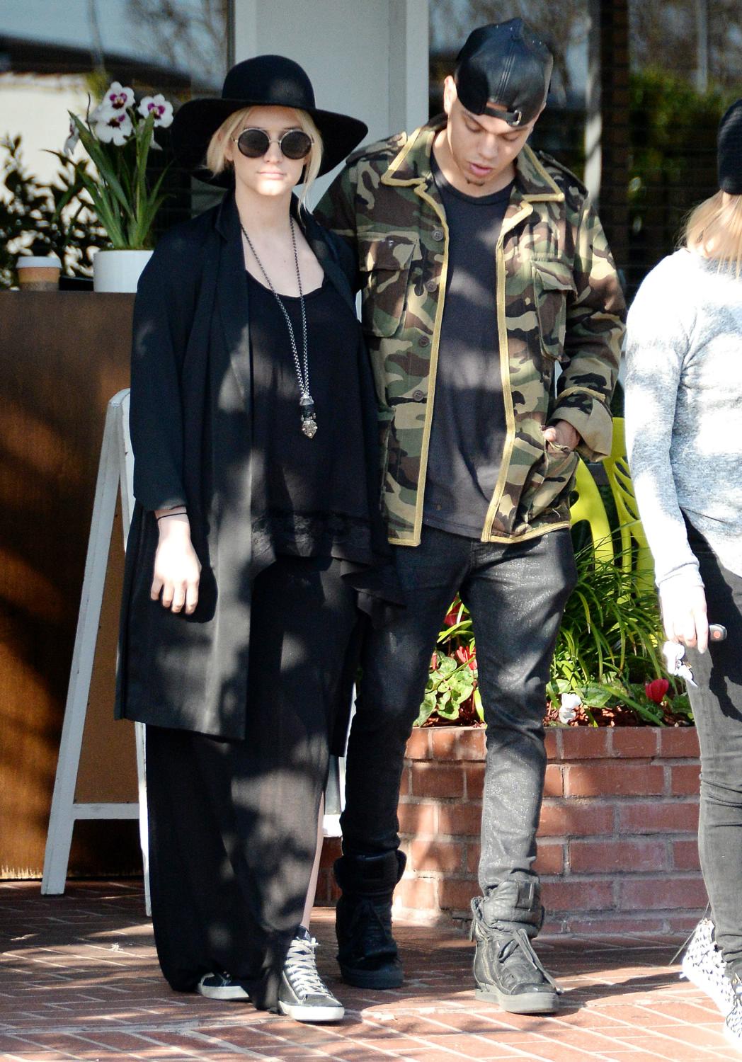 Ashlee Simpson and Evan Ross Get Kissy On Their Outing - March 3