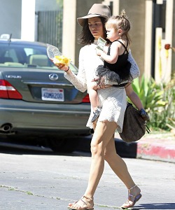 Jenna Dewan Tatum Bring Her Cute Daughter Everly Out For Errands – March 16