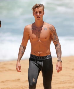 Justin Bieber Topless On The Beach of Hawaii – June 14